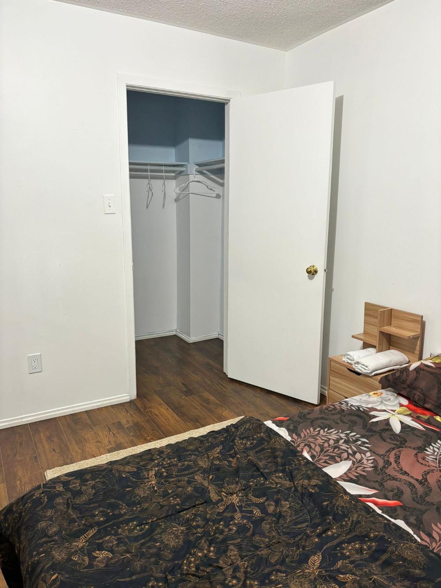 Queen Bedroom Near Sheridan College Brampton Bagian luar foto